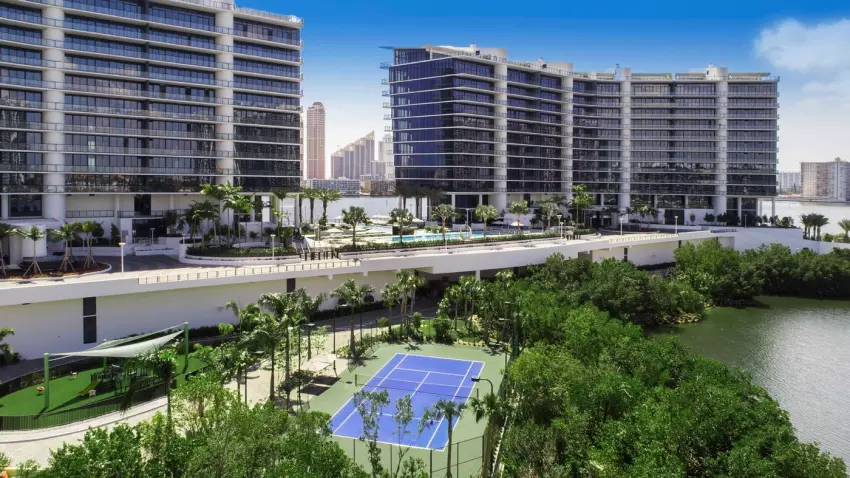 Luxury waterfront high-rise, Aventura
